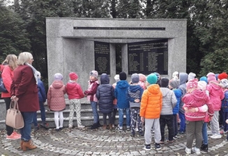 28.10-pomnik