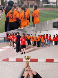 Kolaż: drużyny dziewcząt na boisku i w hali sportowej oraz wspólne podnoszenie pucharu.