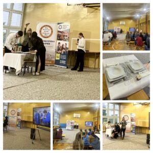 Kolaż przedstawia szkolne wydarzenie w sali gimnastycznej. Uczniowie oglądają prezentację i pokaz nakrywania stołu, a prowadzący omawia zasady. Widać także przygotowany, elegancko nakryty stół oraz materiały promujące szkołę branżową.