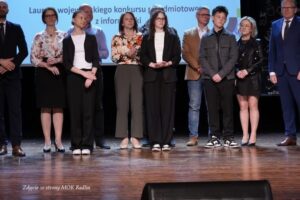 Uczniowie podczas gali laureatów wojewódzkiego konkursu przedmiotowego